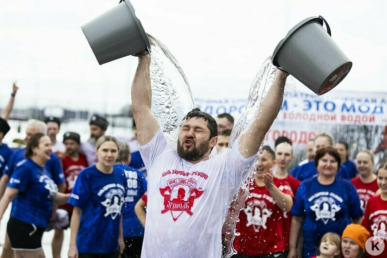 В майке и под ледяной водой: калининградцы присоединились к всероссийской акции закаливания (фоторепортаж) - Новости Калининграда | Фото: Александр Подгорчук / «Клопс»