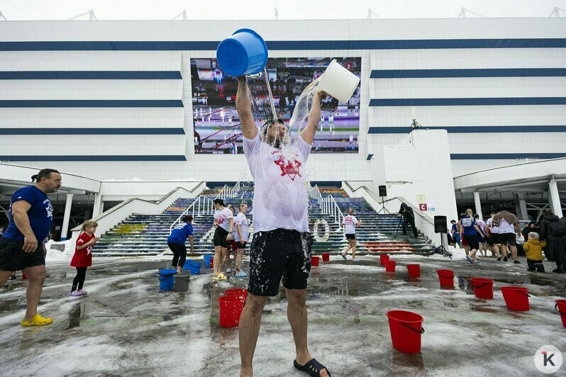 В майке и под ледяной водой: калининградцы присоединились к всероссийской акции закаливания (фоторепортаж) - Новости Калининграда | Фото: Александр Подгорчук / «Клопс»