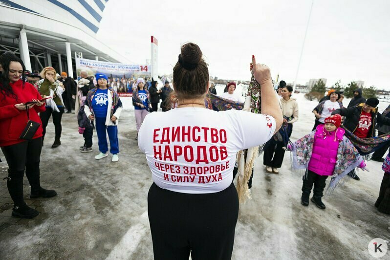 В майке и под ледяной водой: калининградцы присоединились к всероссийской акции закаливания (фоторепортаж) - Новости Калининграда | Фото: Александр Подгорчук / «Клопс»