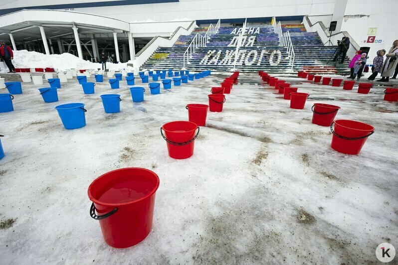 В майке и под ледяной водой: калининградцы присоединились к всероссийской акции закаливания (фоторепортаж) - Новости Калининграда | Фото: Александр Подгорчук / «Клопс»