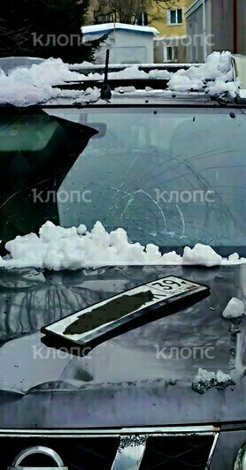 В центре Калининграда снежная глыба рухнула с крыши и разбила припаркованную машину (фото) - Новости Калининграда | Фото: очевидцы