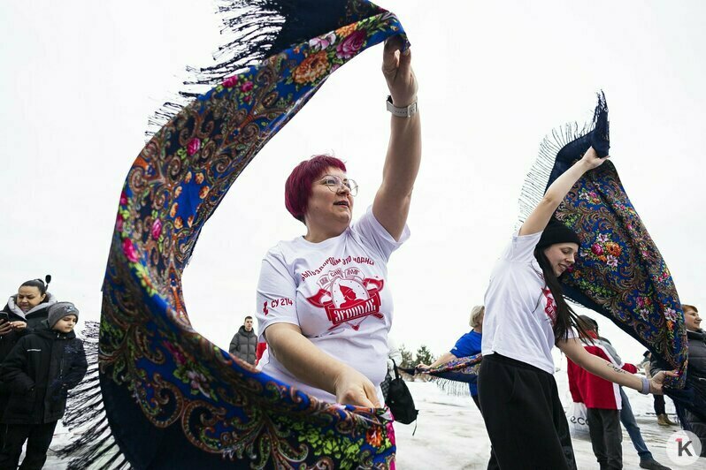 В майке и под ледяной водой: калининградцы присоединились к всероссийской акции закаливания (фоторепортаж) - Новости Калининграда | Фото: Александр Подгорчук / «Клопс»