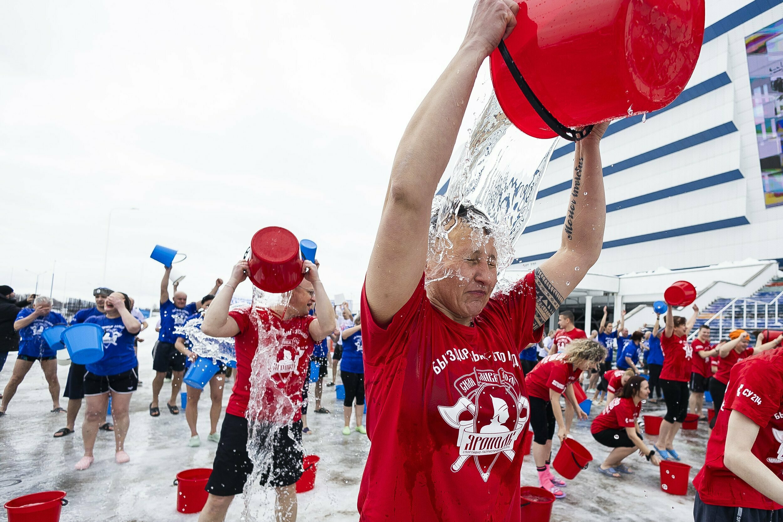 В майке и под ледяной водой: калининградцы присоединились к всероссийской акции закаливания (фоторепортаж) - Новости Калининграда | Фото: Александр Подгорчук / «Клопс»