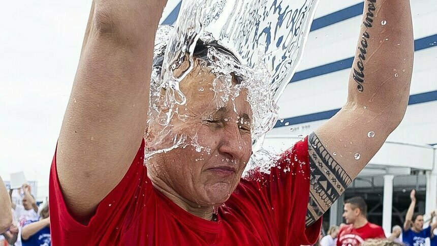 В майке и под ледяной водой: калининградцы присоединились к всероссийской акции закаливания (фоторепортаж) - Новости Калининграда | Фото: Александр Подгорчук / «Клопс»