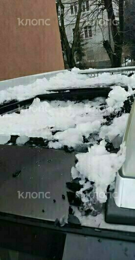 В центре Калининграда снежная глыба рухнула с крыши и разбила припаркованную машину (фото) - Новости Калининграда | Фото: очевидцы