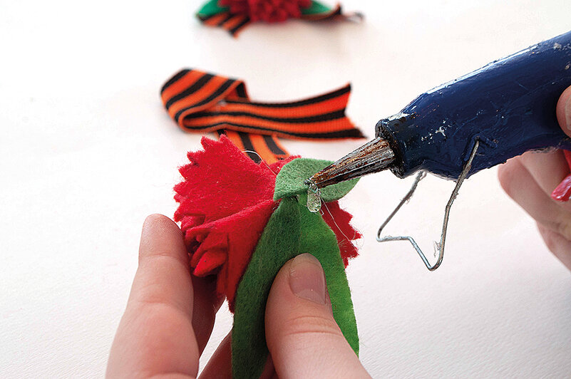 Брошь-гвоздика: делаем подарок на 23 Февраля | Фото: Ксения Андреева