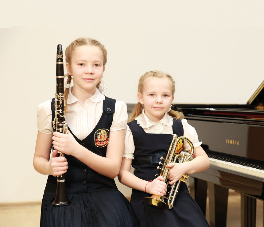 Помимо музыки у девочек много интересов: лёгкая атлетика, шахматы, фигурное катание и рисование  | Фото: архив филиала ЦМШ - АИИ «Балтийский»