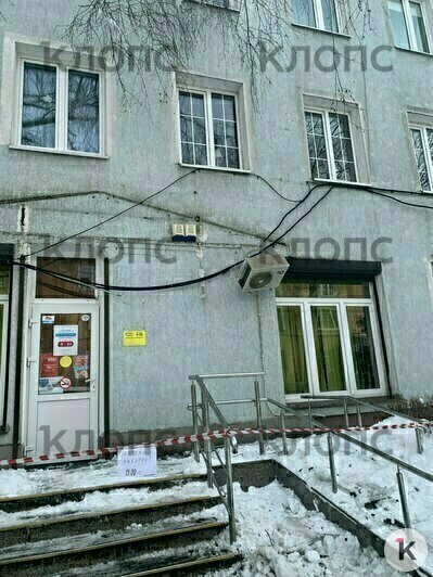 В Калининграде на Коммунальной из-за наледи рухнул козырёк над входом в аптеку (фото, видео) - Новости Калининграда | Фото: очевидец
