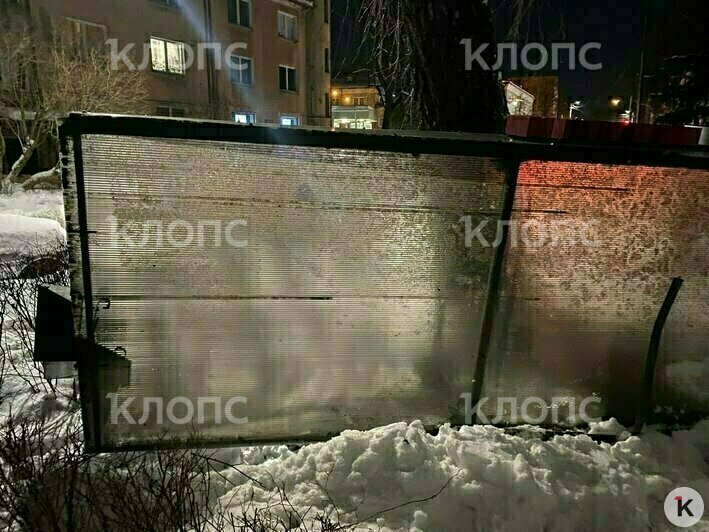 В Калининграде на Коммунальной из-за наледи рухнул козырёк над входом в аптеку (фото, видео) - Новости Калининграда | Фото: очевидец