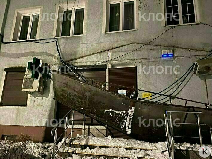 В Калининграде на Коммунальной из-за наледи рухнул козырёк над входом в аптеку (фото, видео) - Новости Калининграда | Фото: очевидец