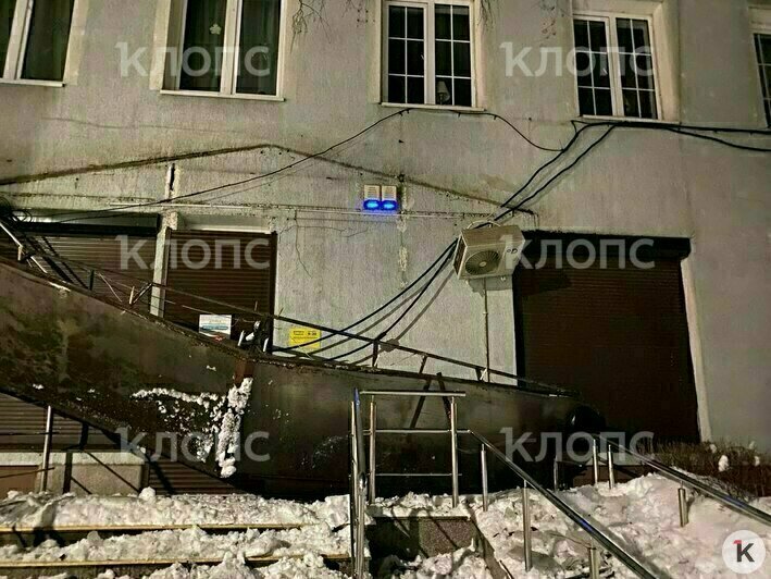 В Калининграде на Коммунальной из-за наледи рухнул козырёк над входом в аптеку (фото, видео) - Новости Калининграда | Фото: очевидец