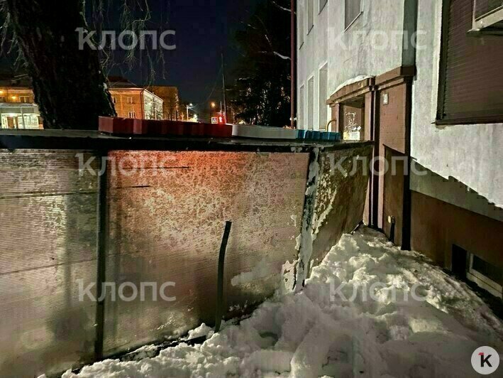 В Калининграде на Коммунальной из-за наледи рухнул козырёк над входом в аптеку (фото, видео) - Новости Калининграда | Фото: очевидец