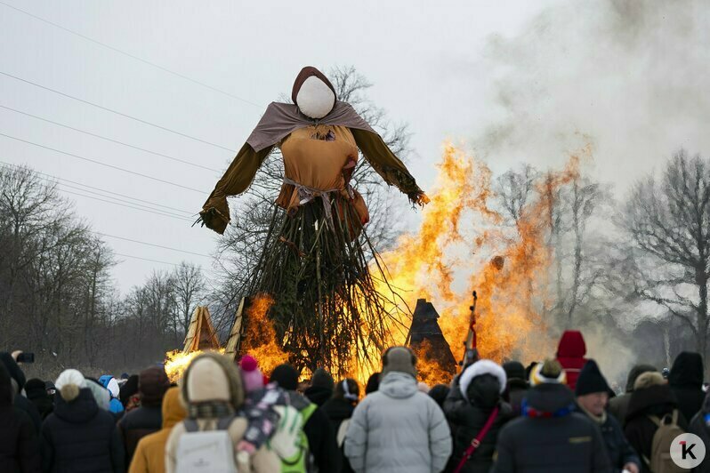 Самую крупную Масленицу области предали огню: как проводили зиму на Каупе под Зеленоградском (фоторепортаж) - Новости Калининграда | Фото: Александр Подгорчук / «Клопс»