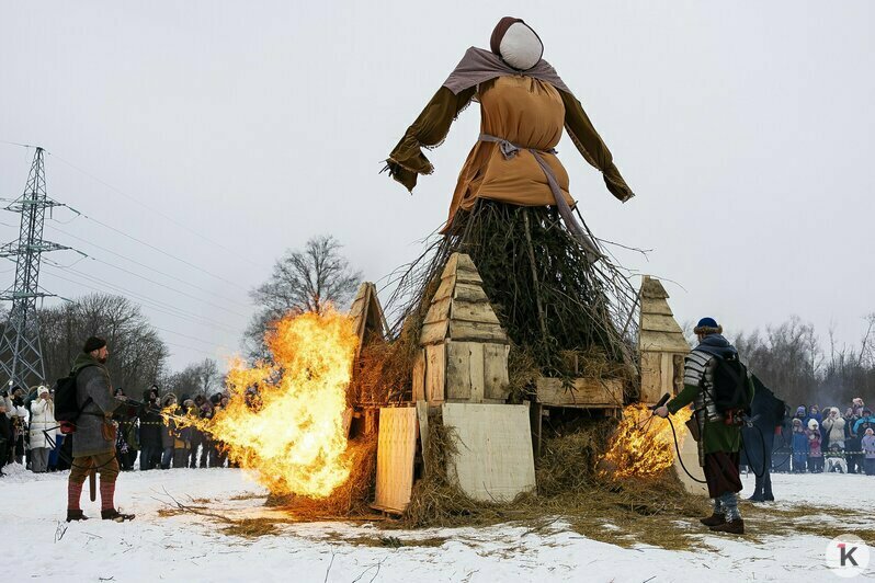 Самую крупную Масленицу области предали огню: как проводили зиму на Каупе под Зеленоградском (фоторепортаж) - Новости Калининграда | Фото: Александр Подгорчук / «Клопс»