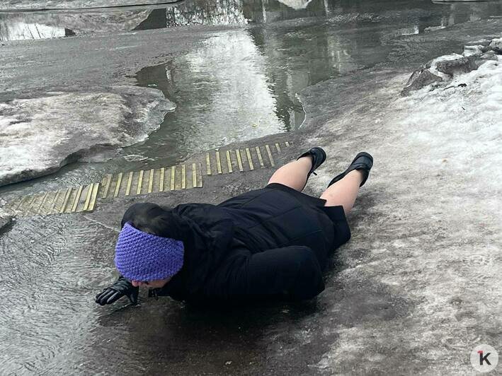 В центре Калининграда из-под асфальта бьёт фонтан, обходившая потоп женщина разбила лицо на гололёде (фото) - Новости Калининграда | Фото: «Клопс»