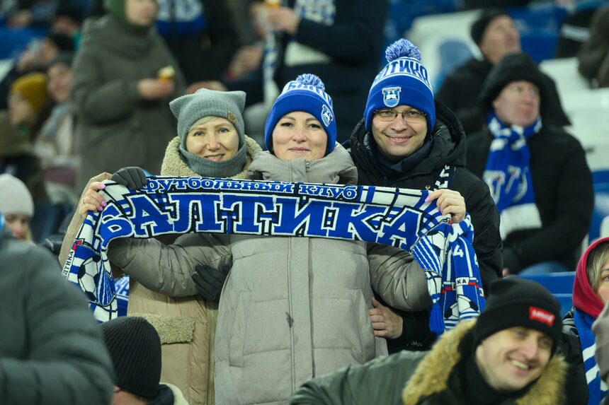 Болельщики поддерживают «Балтику» везде - и дома, и на выезде | Фото: Александр Мелехов 