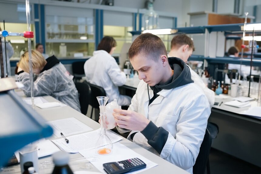 В школах работает больше двухсот профильных классов по естественно-научным направлениям | Фото: канал Алексея Беспрозванных в "ВКонтакте"