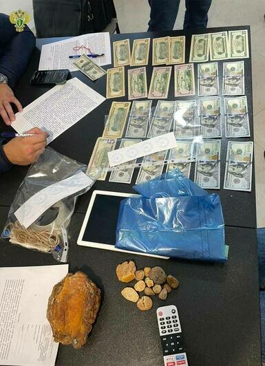 Изъятый янтарь и деньги  | Фото: Пограничное управление ФСБ России по Калининградской области