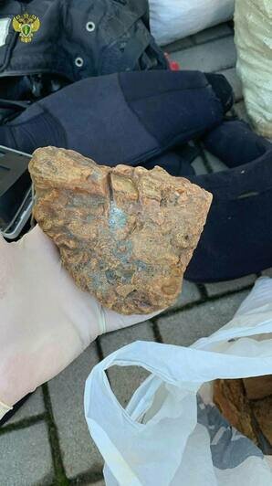 Изъятый янтарь и деньги  | Фото: Пограничное управление ФСБ России по Калининградской области