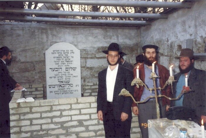 Эта фотография сделана в 1992 году в Ростове на Дону на могиле пятого Любавического Ребе Рашаба.  В середине  - Давид Шведик | Фото: архив героя материала