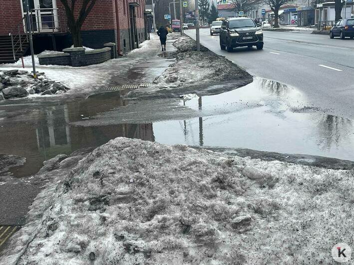 В центре Калининграда из-под асфальта бьёт фонтан, обходившая потоп женщина разбила лицо на гололёде (фото) - Новости Калининграда | Фото: «Клопс»