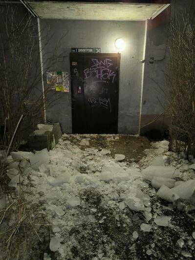 Калининградка чудом уцелела, когда с крыши её пятиэтажки рухнула глыба наледи (видео)  - Новости Калининграда | Фото: Анна