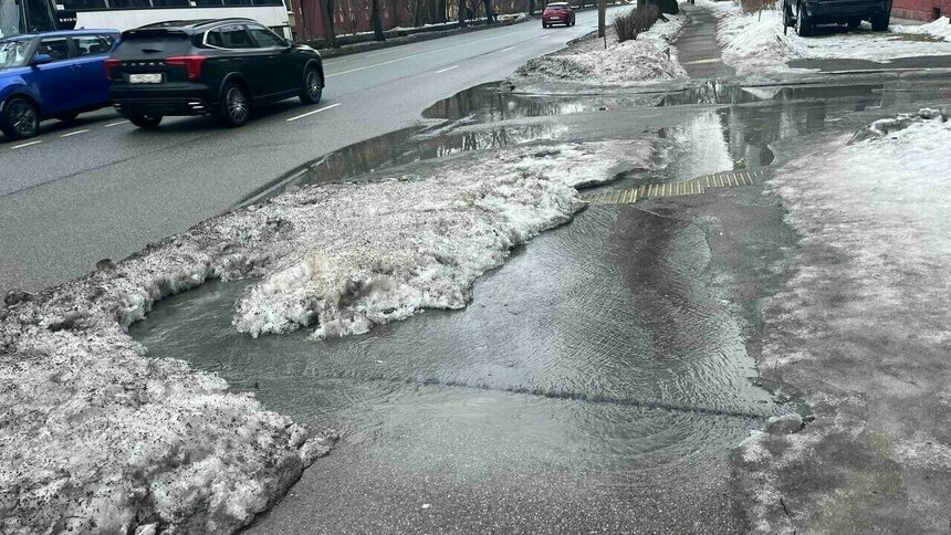 Фонтан на Нарвской перекрыли, но яму оставили - Новости Калининграда | Фото: «Клопс»