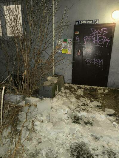 Калининградка чудом уцелела, когда с крыши её пятиэтажки рухнула глыба наледи (видео)  - Новости Калининграда | Фото: Анна