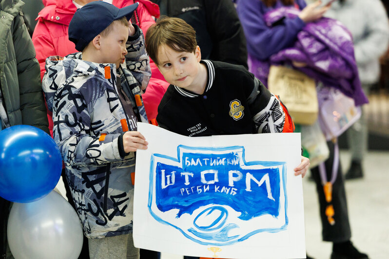 Победители чемпионата России по регби на снегу показали заветный Кубок и медали | Фото: Александр Мелехов