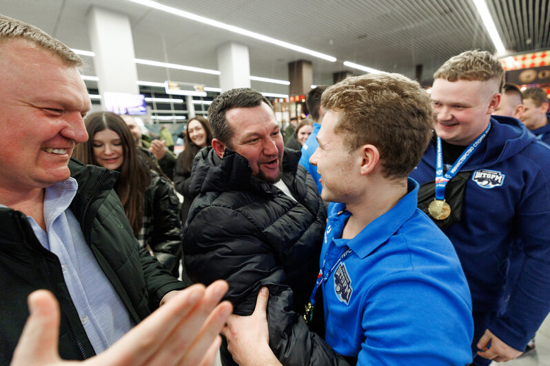 Победители чемпионата России по регби на снегу показали заветный Кубок и медали | Фото: Александр Мелехов