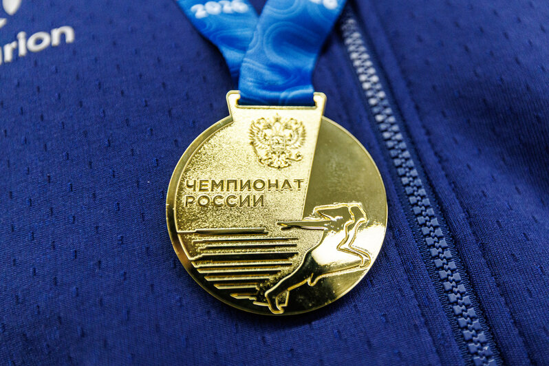 Победители чемпионата России по регби на снегу показали заветный Кубок и медали | Фото: Александр Мелехов