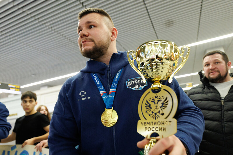 Победители чемпионата России по регби на снегу показали заветный Кубок и медали | Фото: Александр Мелехов