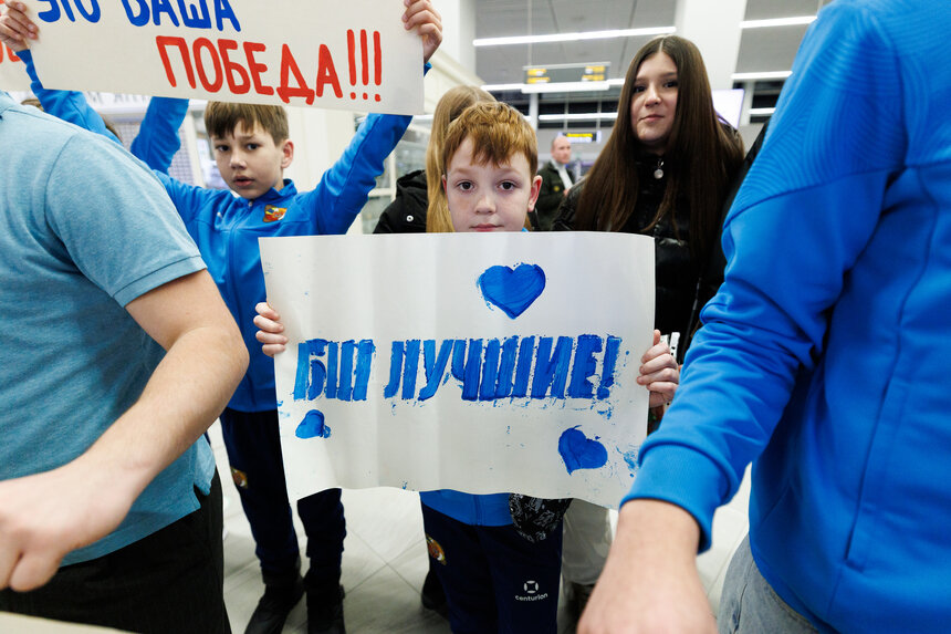 Регбистов встречали в аэропорту "Храброво" болельщики  | Фото: Александр Мелехов