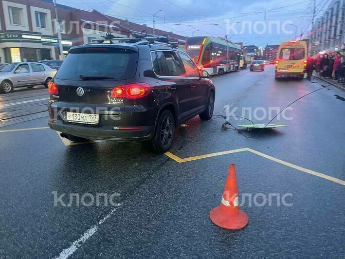 В Калининграде у Центрального рынка трамвай потерял рога - Новости Калининграда | Фото: «Клопс»