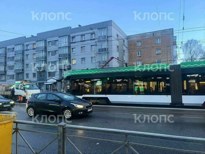В Калининграде у Центрального рынка трамвай потерял рога - Новости Калининграда | Фото: «Клопс»