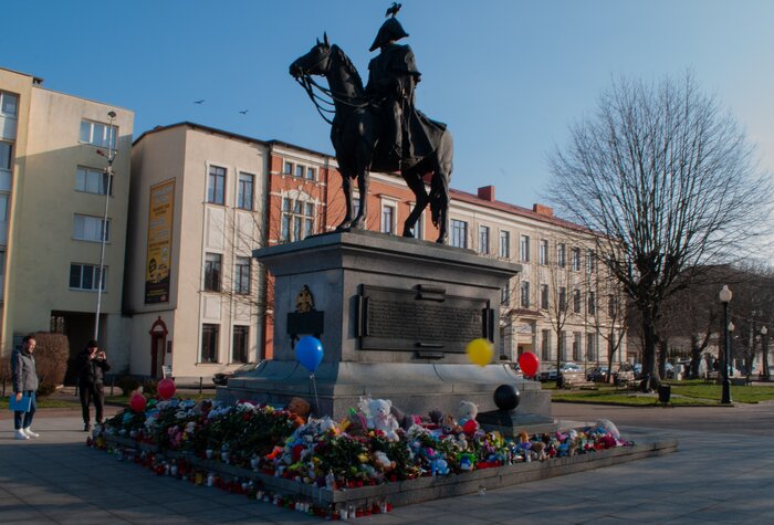 2025 год. Земляков и всю страну шокировало убийство 7-летнего мальчика в Черняховске – люди несли цветы и игрушки к памятнику в центре города | Фото: Ксения Андреева