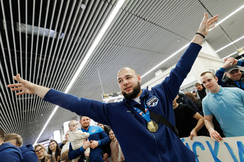 Победители чемпионата России по регби на снегу показали заветный Кубок и медали | Фото: Александр Мелехов