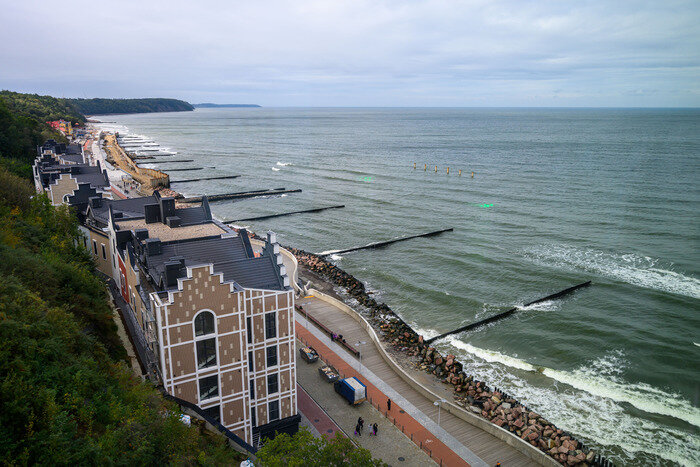 Так выглядела стройка на променаде в Светлогорске прошлой осенью, сейчас часть зданий уже сдана  | Фото: Александр Мелехов