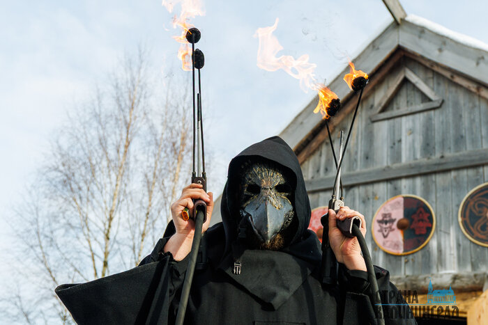 Яркие наряды, огонь и древние традиции: лучшие кадры с масленичных гуляний (фото)