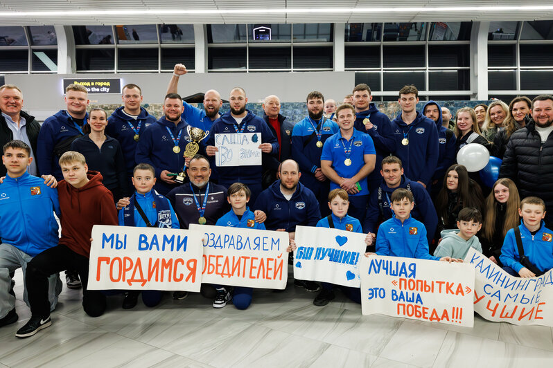 Победители чемпионата России по регби на снегу показали заветный Кубок и медали | Фото: Александр Мелехов