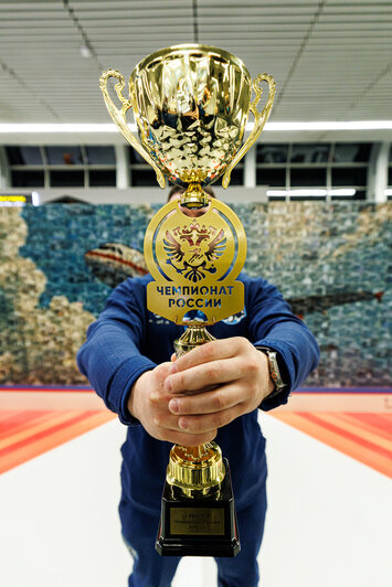 Победители чемпионата России по регби на снегу показали заветный Кубок и медали | Фото: Александр Мелехов