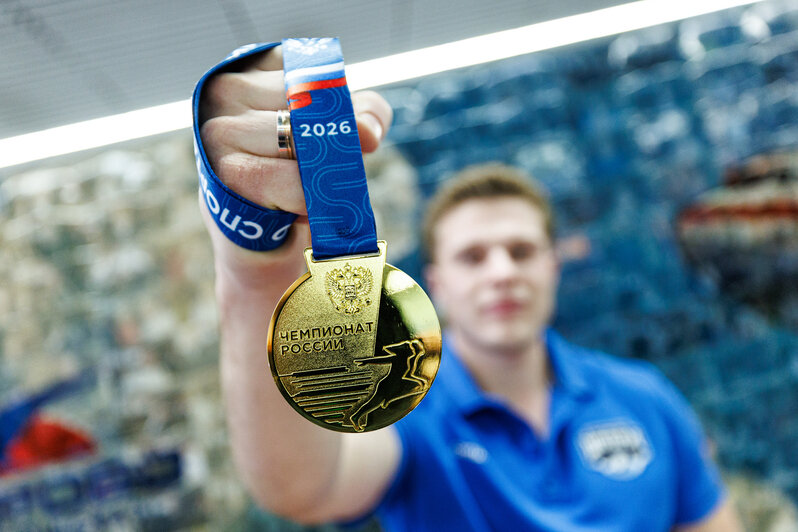 Победители чемпионата России по регби на снегу показали заветный Кубок и медали | Фото: Александр Мелехов