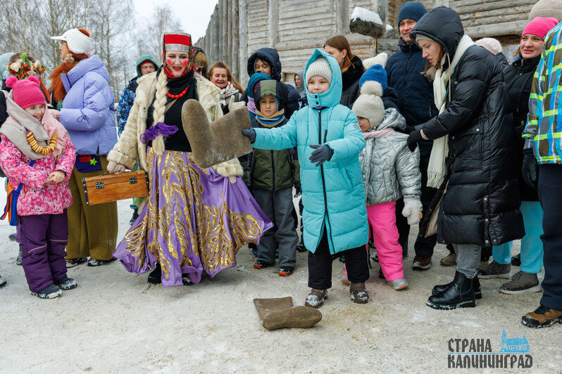 Яркие наряды, огонь и древние традиции: лучшие кадры с масленичных гуляний (фото)