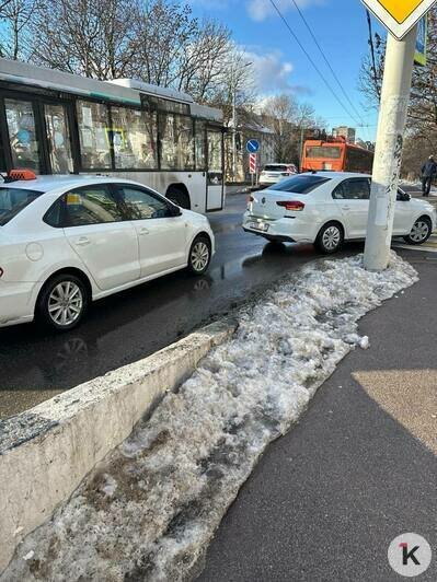 Улица Горького встала в огромной пробке из-за столкновения автобуса и легковушки (фото)  - Новости Калининграда | Фото читателя