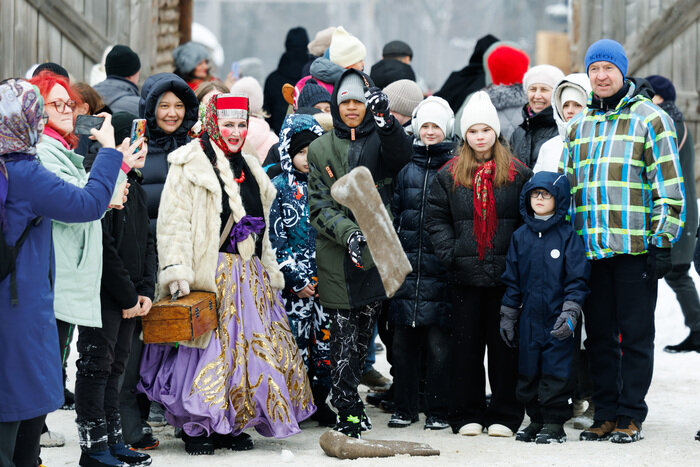 Яркие наряды, огонь и древние традиции: лучшие кадры с масленичных гуляний (фото)