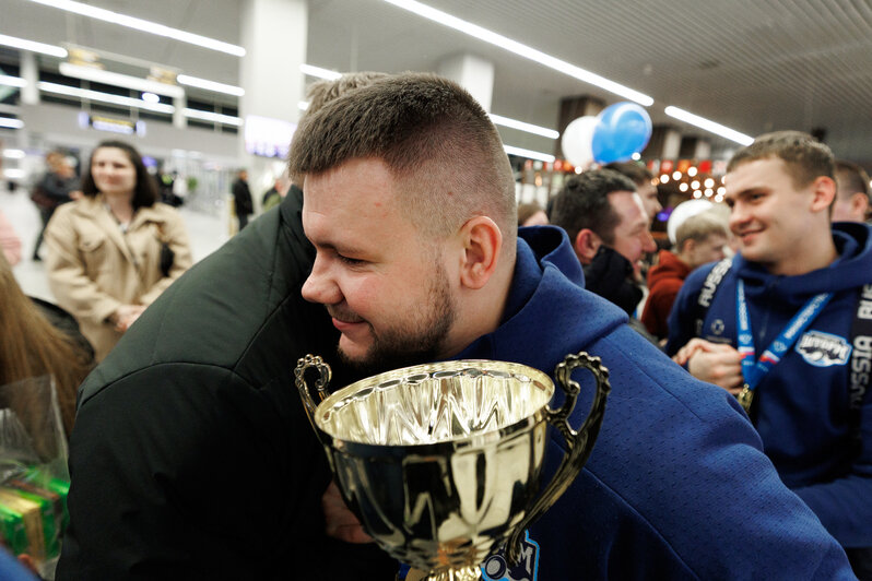 Победители чемпионата России по регби на снегу показали заветный Кубок и медали | Фото: Александр Мелехов