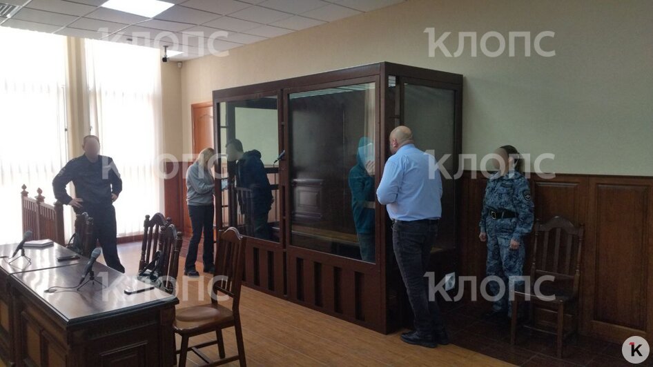 Двое на одной скамье: в очередной раз продлён арест матери и отчиму убитого в Черняховске мальчика (фото из зала суда) - Новости Калининграда | Фото: «Клопс»