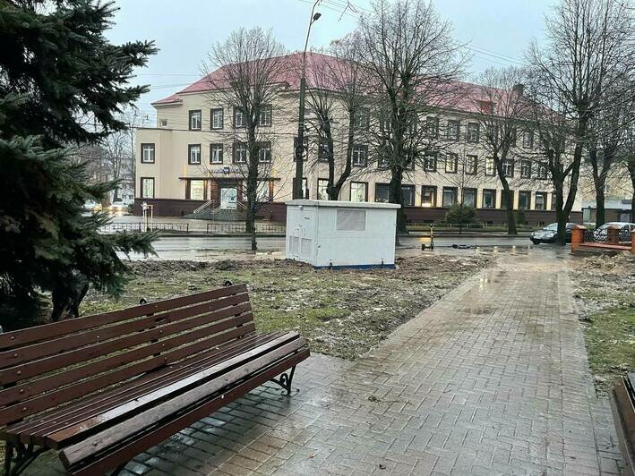 Мэрия через суд добилась сноса электрощита, который испортил вид у сквера на Леонова (фото) - Новости Калининграда | Фото: канал администрации Калининграда / Телеграм