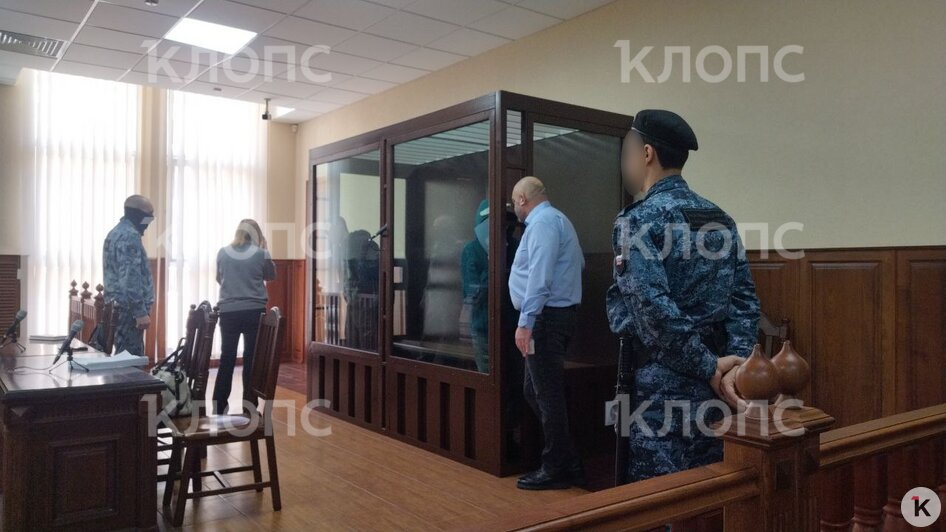 Двое на одной скамье: в очередной раз продлён арест матери и отчиму убитого в Черняховске мальчика (фото из зала суда) - Новости Калининграда | Фото: «Клопс»