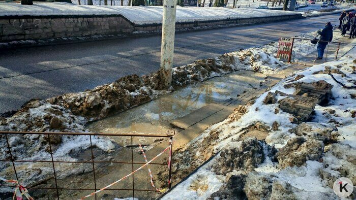 В центре Калининграда 10-летний мальчик провалился в заполненную водой яму (фото) - Новости Калининграда | Фото читателя Марины